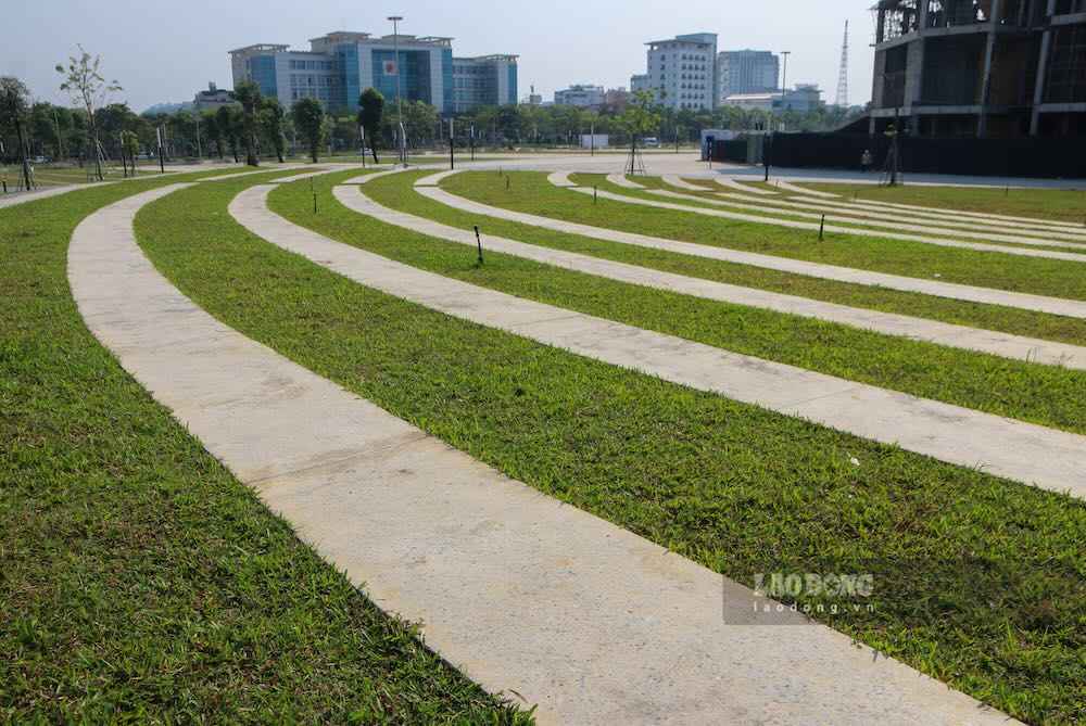 Trong hai hạng mục chính của dự án, gói thầu số 10 - xây dựng hạ tầng kỹ thuật bên ngoài đã hoàn thành và đưa vào sử dụng từ cuối năm 2025. Đây được xem là phần việc tạo nền tảng cho việc khai thác đồng bộ toàn khu quảng trường.