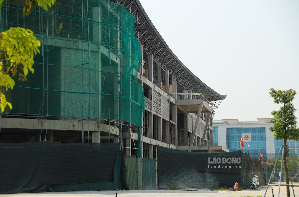 Đối với gói thầu số 11 – cải tạo nhà thi đấu bên trong các đơn vị thi công đang tập trung nguồn lực để hoàn thiện. Hạng mục này bao gồm việc cải tạo công trình thành không gian văn hóa đa năng, tháo dỡ các cấu kiện không còn phù hợp và mở rộng diện tích từ 11.952m² lên 19.542m². 