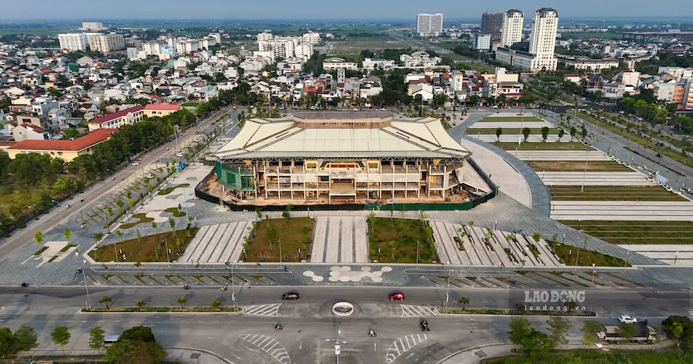 Dự án Quảng trường Văn hóa Thể thao TP Huế với tổng mức đầu tư gần 200 tỉ đồng đang bước vào giai đoạn nước rút, khi thời hạn bàn giao theo kế hoạch chỉ còn tính bằng ngày.