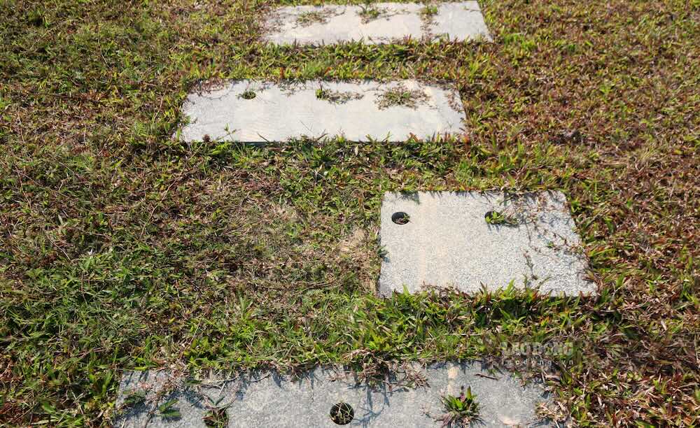 Dù vừa mới đưa vào khai thác không lâu nhưng nhiều tấm đá lát đi bộ đã bị nứt gãy, một phần đã biến mất. 