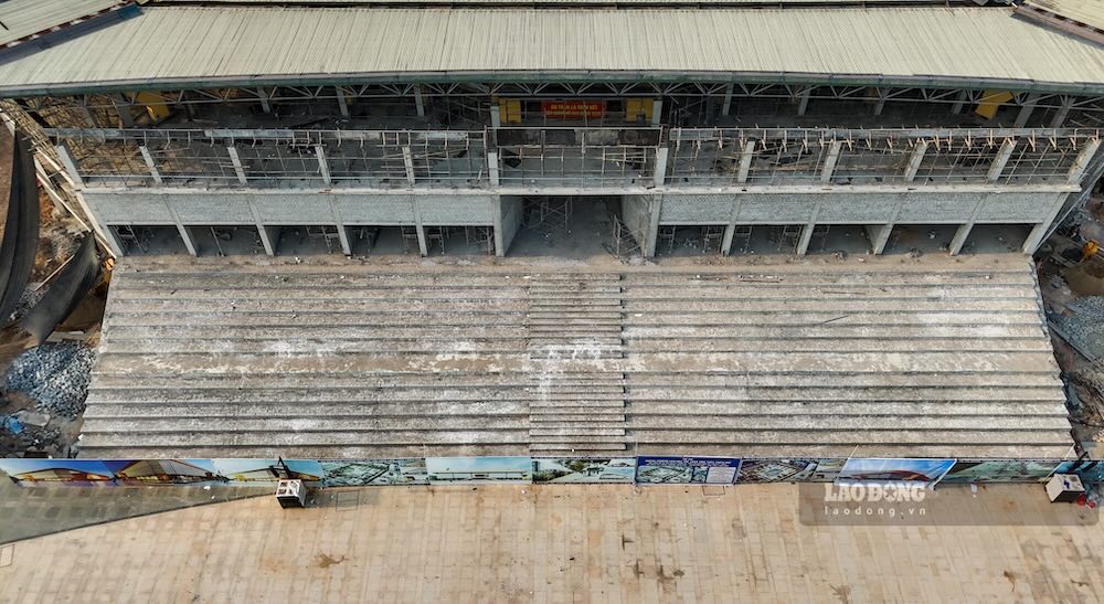 Tuy nhiên, theo quan sát, một số hạng mục bên trong khu nhà thi đấu vẫn đang trong quá trình thi công dở dang. Vật liệu xây dựng, thiết bị thi công còn tập kết tại nhiều vị trí, cho thấy khối lượng công việc chưa có dấu hiệu hoàn tất. 