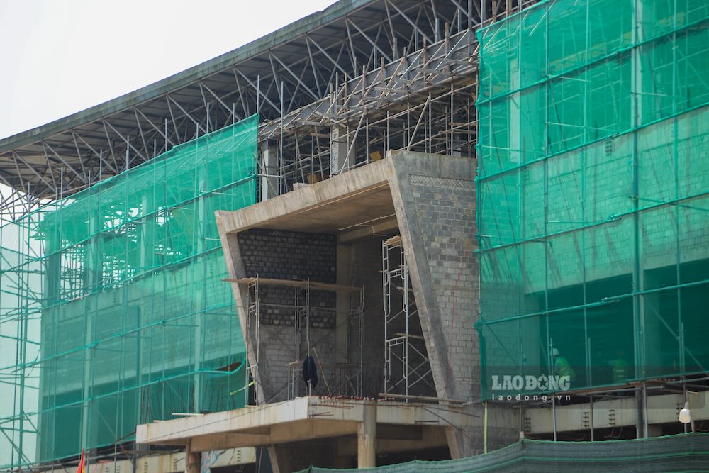 Ghi nhận của phóng viên tại khu vực thi công cho thấy, công trường duy trì nhịp độ làm việc liên tục với số lượng lớn công nhân được huy động. Các mũi thi công được triển khai đồng thời ở nhiều khu vực nhằm rút ngắn thời gian hoàn thiện các hạng mục còn lại.