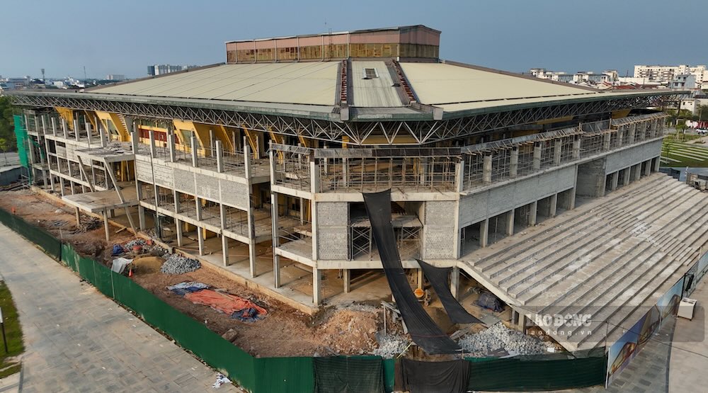 Tại công trường, không khí thi công diễn ra khẩn trương, song thực tế vẫn còn nhiều hạng mục dang dở, đặt ra áp lực lớn về tiến độ. 