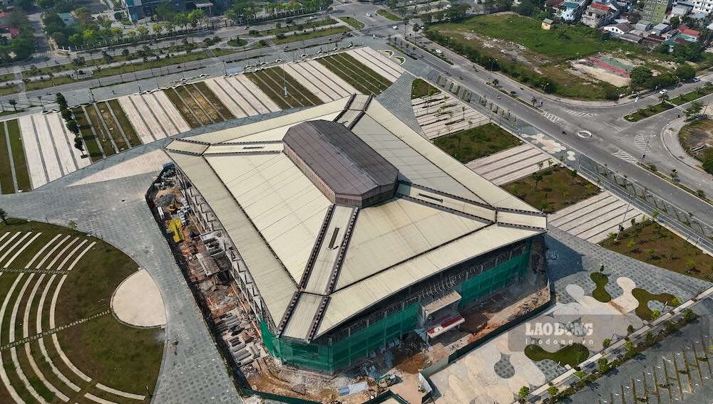 Đại diện Ban Quản lý dự án Đầu tư xây dựng và Phát triển đô thị TP Huế cho biết, theo kế hoạch của UBND TP Huế, toàn bộ dự án phải hoàn thành và bàn giao vào dịp 30.4 tới, trùng với thời điểm kỷ niệm 51 năm Ngày Giải phóng miền Nam, thống nhất đất nước. 