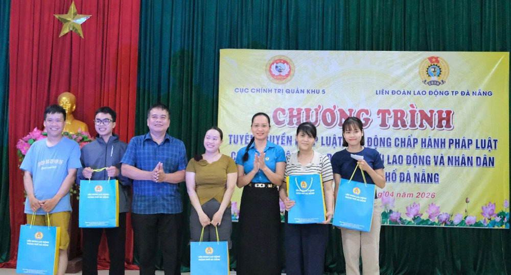 Công đoàn Đà Nẵng tặng quà cho các đoàn viên có hoàn cảnh khó khăn tại buổi tuyên truyền. Ảnh: Công đoàn Đà Nẵng