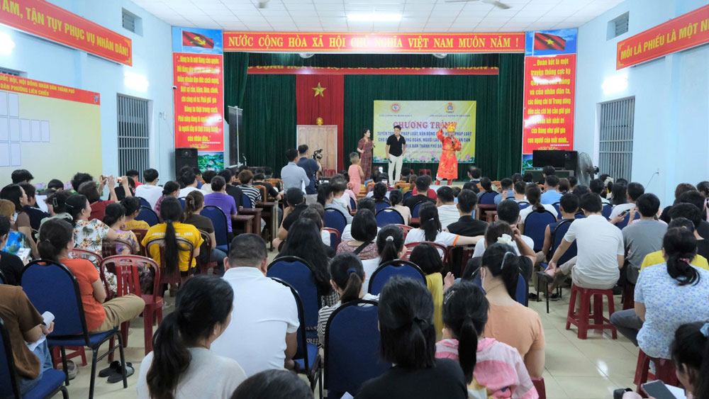 Tiểu phẩm “Một ngày làm vợ” do Phòng Công tác Quần chúng Quân khu 5 biểu diễn tại buổi tuyên truyền. Ảnh: Công đoàn Đà Nẵng