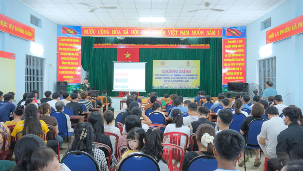 The City Labor Federation coordinates with Military Region 5 to organize a program to propagate and disseminate laws to workers belonging to self-managed worker groups in Lien Chieu ward. Photo: Da Nang Trade Union