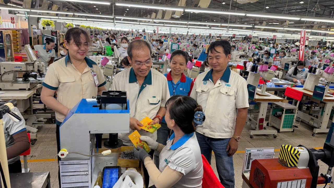TKG Taekwang Vina社は、4月30日と5月1日の祝日に労働者に1人あたり30万ドンのボーナスを支給します。写真:HAC
