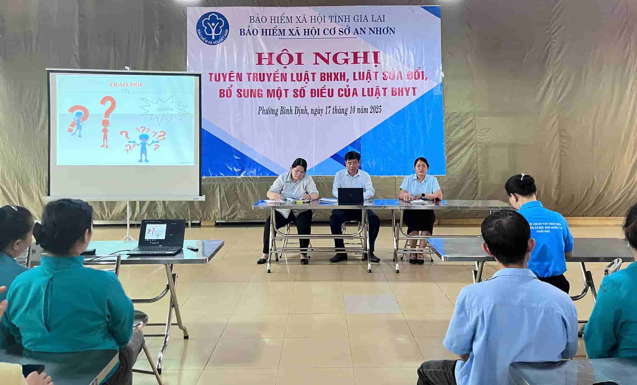 ザライ省社会保険は、企業に規定に従って保険料を支払うよう啓発、働きかけを行っています。写真:タイン・トゥアン