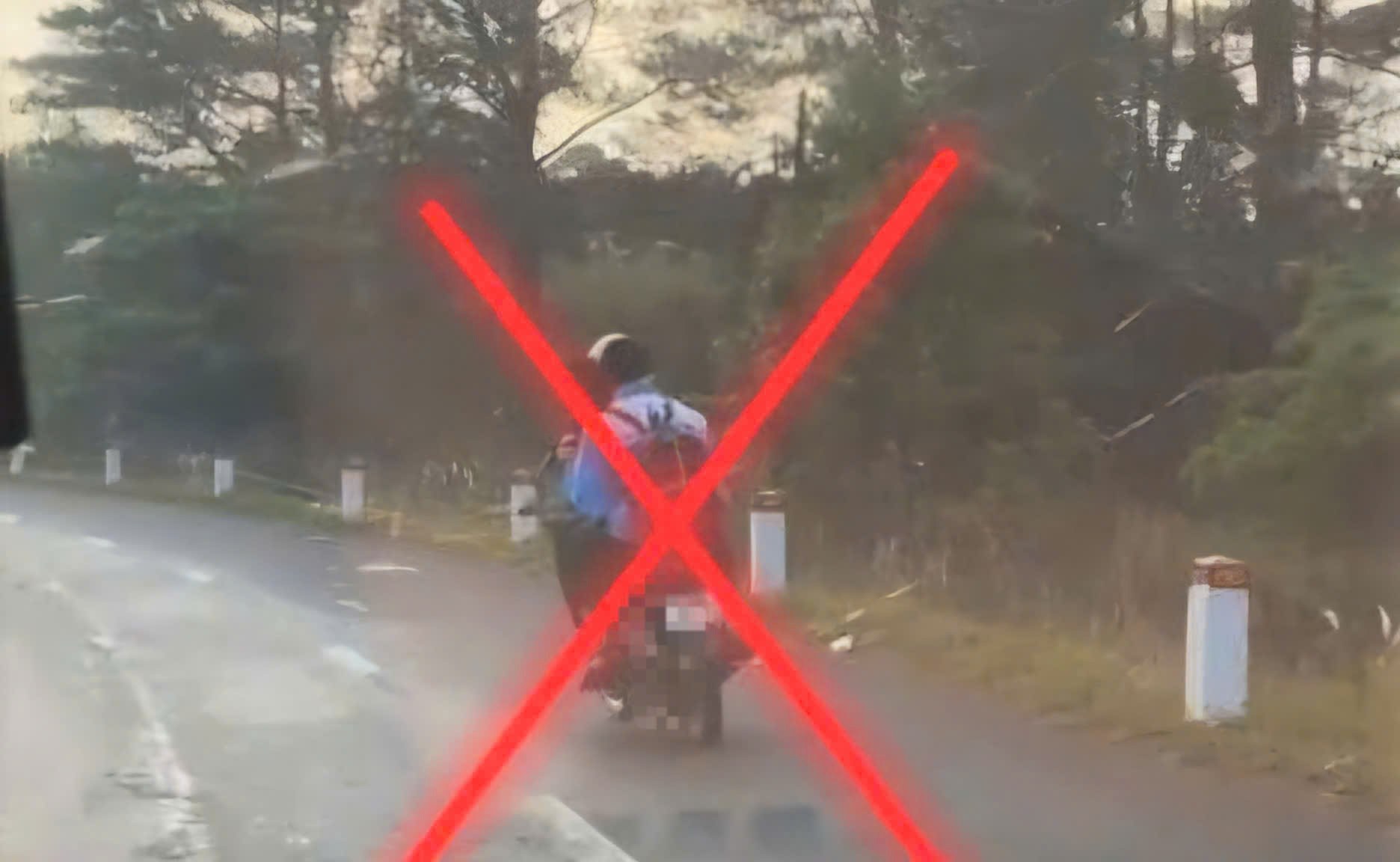Estudiantes conduciendo motocicletas zigzagueando y haciendo caballitos en la carretera. Foto: Policía