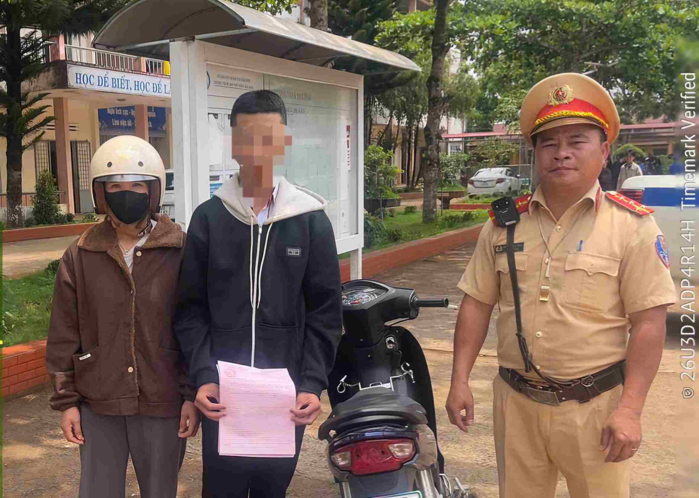 iều khiển xe máy chở người không đội mũ bảo hiểm, lạng lách, đánh võng trên đường bị phạt 18,5 triệu đồng và tịch thu xe. Ảnh: Công an cung cấp