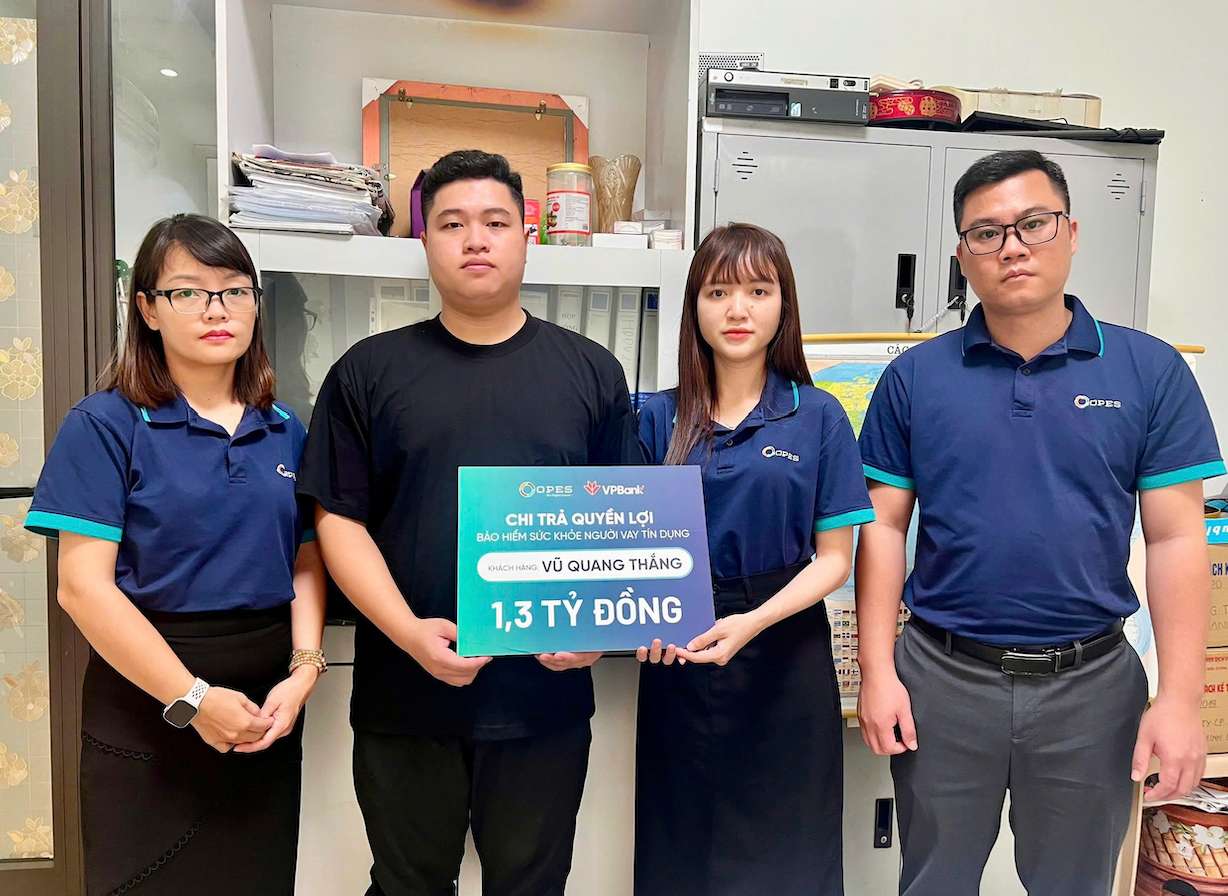 OPES chi trả 1,3 tỉ đồng bảo hiểm cho gia đình khách hàng Vũ Quang Thắng. Ảnh: VPBank