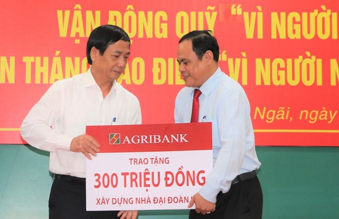 Un banco apoya el Fondo para los Pobres de la provincia de Quảng Ngãi. Foto: Frente de Quảng Ngãi