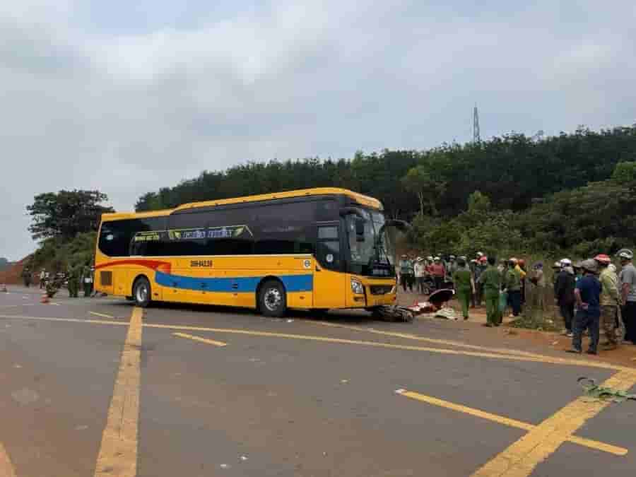 Scène de l'accident avec l'autocar couchette qui a tué la femme. Photo: Police