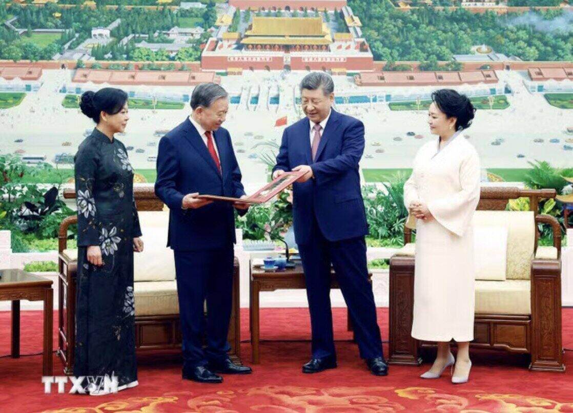 中国の習近平国家主席兼総書記と夫人が、蘇林国家主席兼総書記と夫人に写真アルバムを贈呈。写真:TTXVN