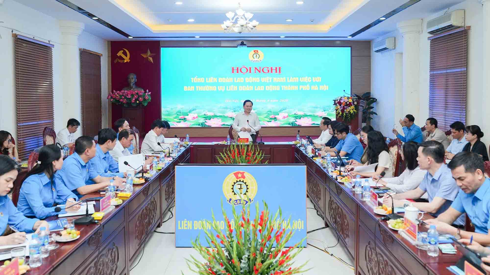 ハノイ市労働組合連盟の指導者は、ベトナム労働総同盟に対し、コミューンおよび区の労働組合の機能、任務、権限を明確にし、より多くの権限と任務を委譲する方向で検討するよう要請しました。写真:フウ・チャン