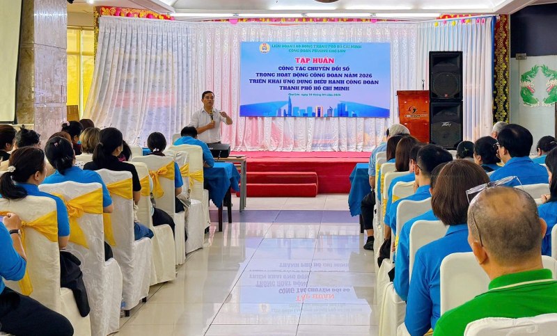ホーチミン市労働組合連合の職員が、市労働組合運営アプリケーションの使用方法とデジタルトランスフォーメーションに関する内容を指導しています。写真:ドゥック・ロン
