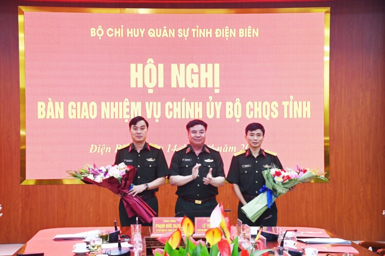 Hội nghị bàn giao nhiệm vụ Chính ủy Bộ CHQS tỉnh Điện Biên. Ảnh: Đức Hạnh/Quân khu 2