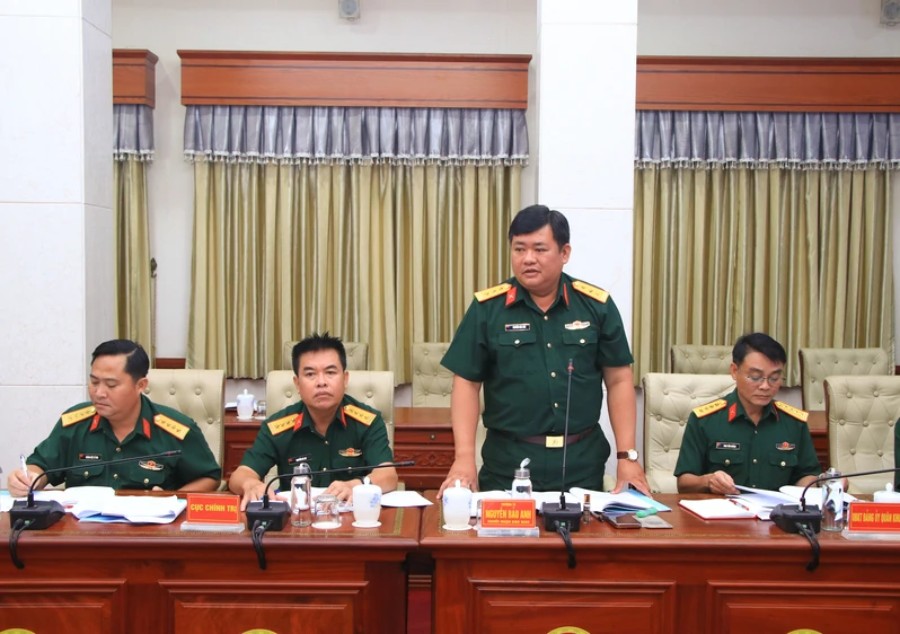 Thượng tá Nguyễn Bảo Anh (người nhận bàn giao) phát biểu tại hội nghị. Ảnh: Nguyễn Thế/Quân khu 7 