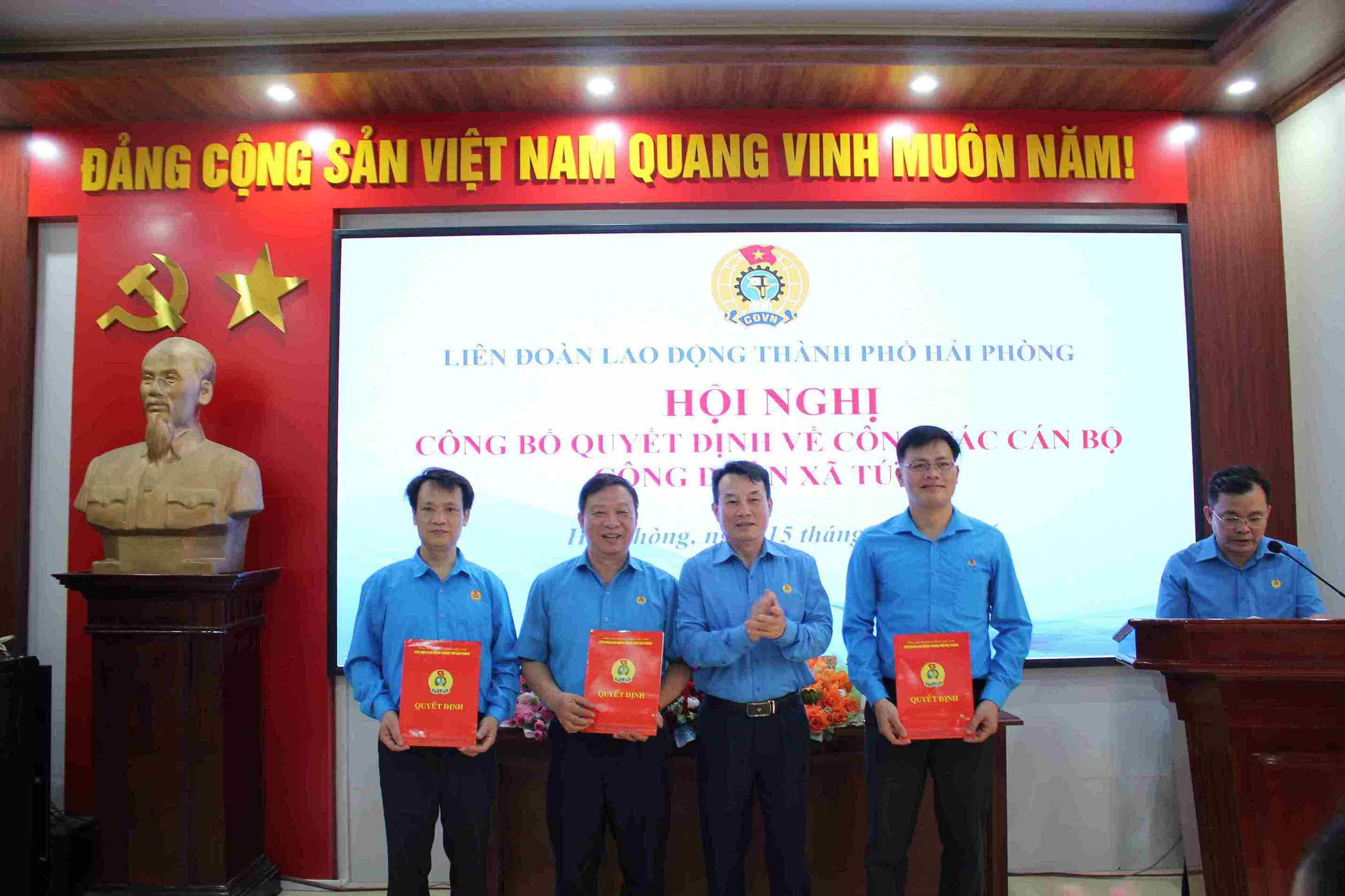 異動・任命決定を受け取る労働組合幹部。写真:マイ・フオン