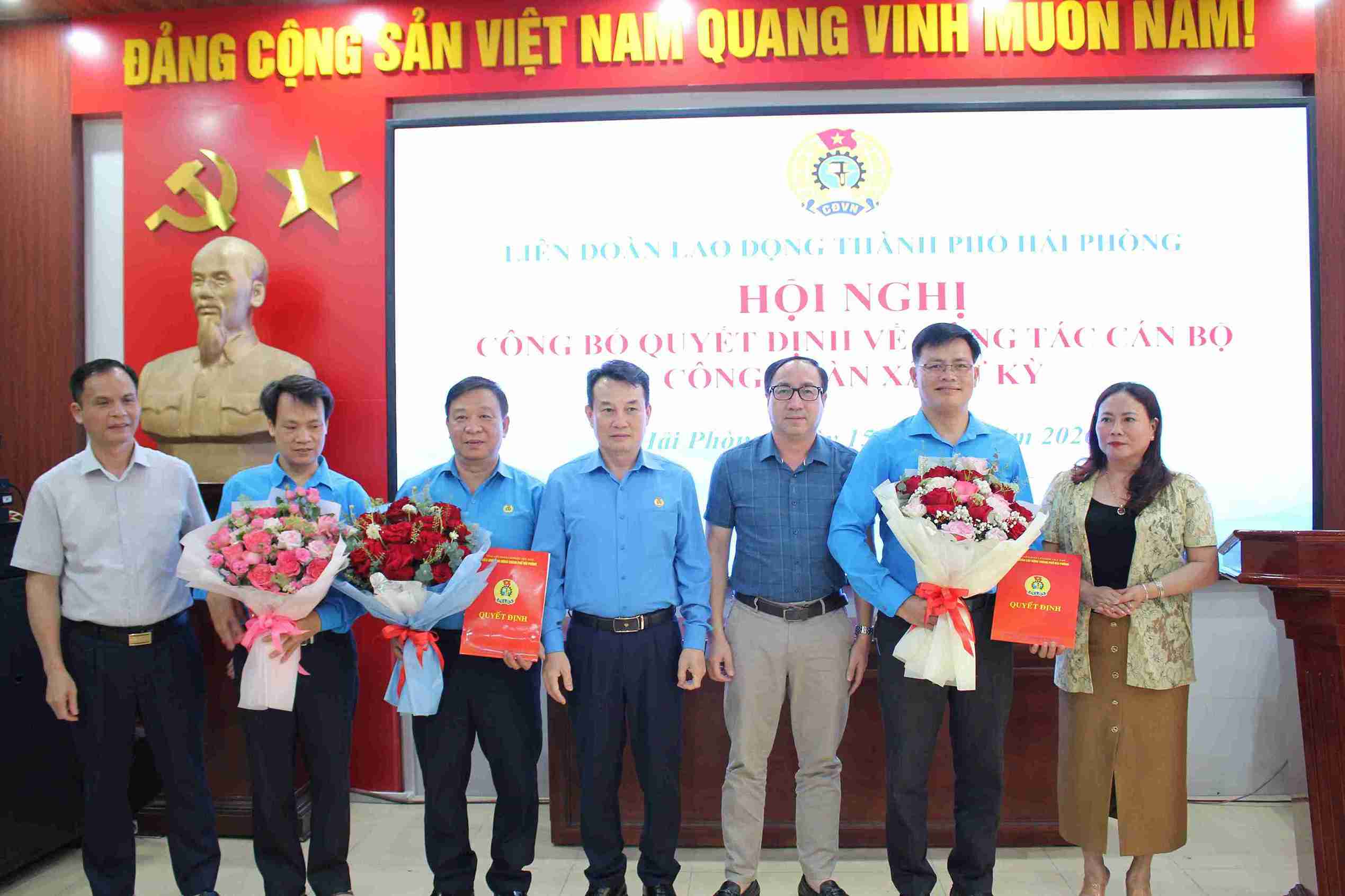 Liên đoàn Lao động thành phố Hải Phòng tặng hoa chúc mừng các cán bộ được điều động, bổ nhiệm. Ảnh: Mai Hương
