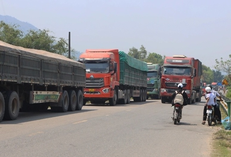 Huế ajusta la hora de circulación de camiones pesados en la Carretera Nacional 49. Foto: Vi Thảo.