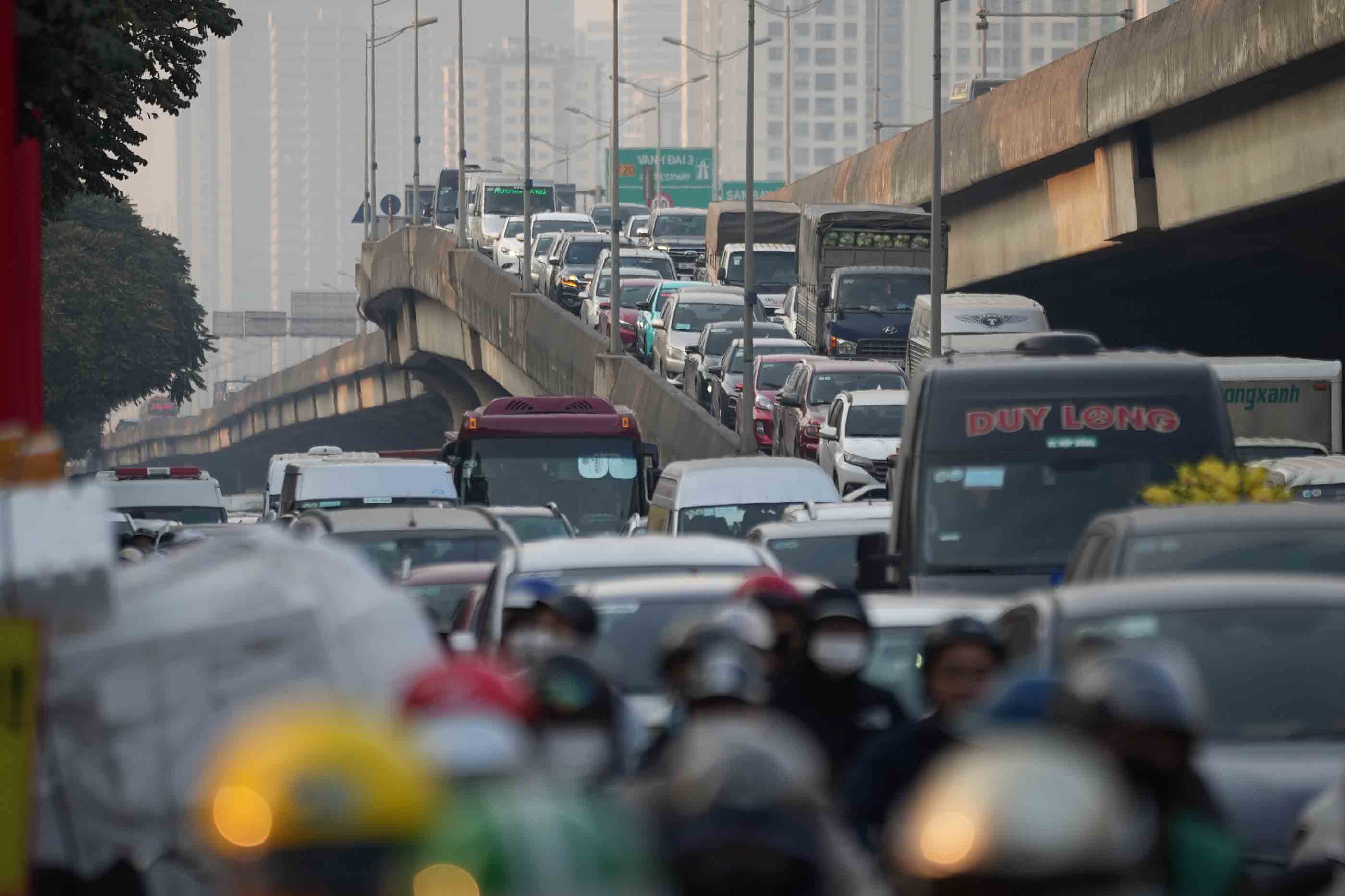 首相は、フンブオン祭と4月30日〜1日の休暇中に輸送作業を強化し、交通安全を確保するよう要請しました。写真:ファム・ドン