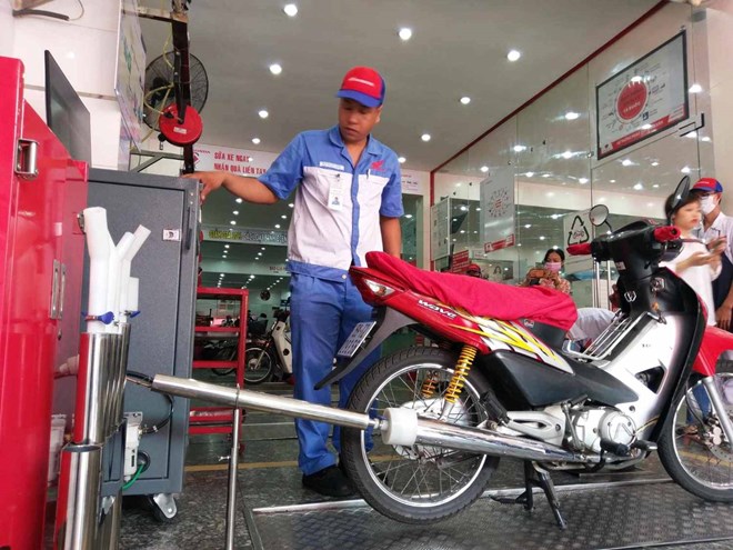 Inspección de emisiones de motocicletas en un concesionario en Ciudad Ho Chi Minh. Foto: Minh Quân
