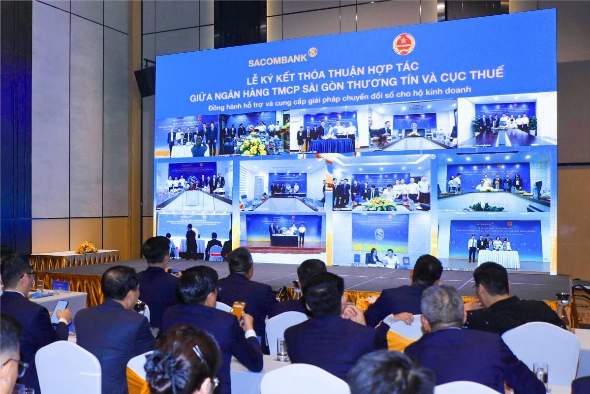 Nghi thức ký kết được kết nối trực tuyến với 13 điểm cầu Thuế các tỉnh, thành phố trên cả nước. Ảnh: Sacombank 
