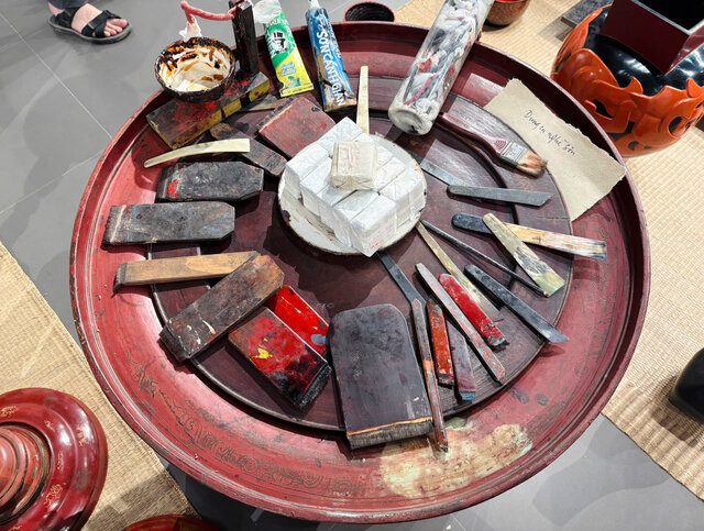 Dụng cụ nghề sơn được đựng trong mâm thiếc. Ảnh: Khánh Linh  