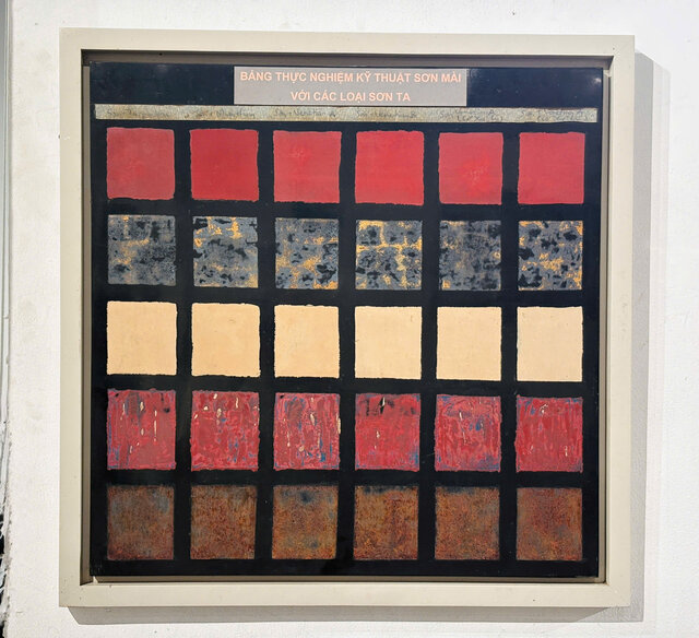 Bảng Thực nghiệm kỹ thuật sơn mài với các loại sơn ta. Ảnh: Khánh Linh  