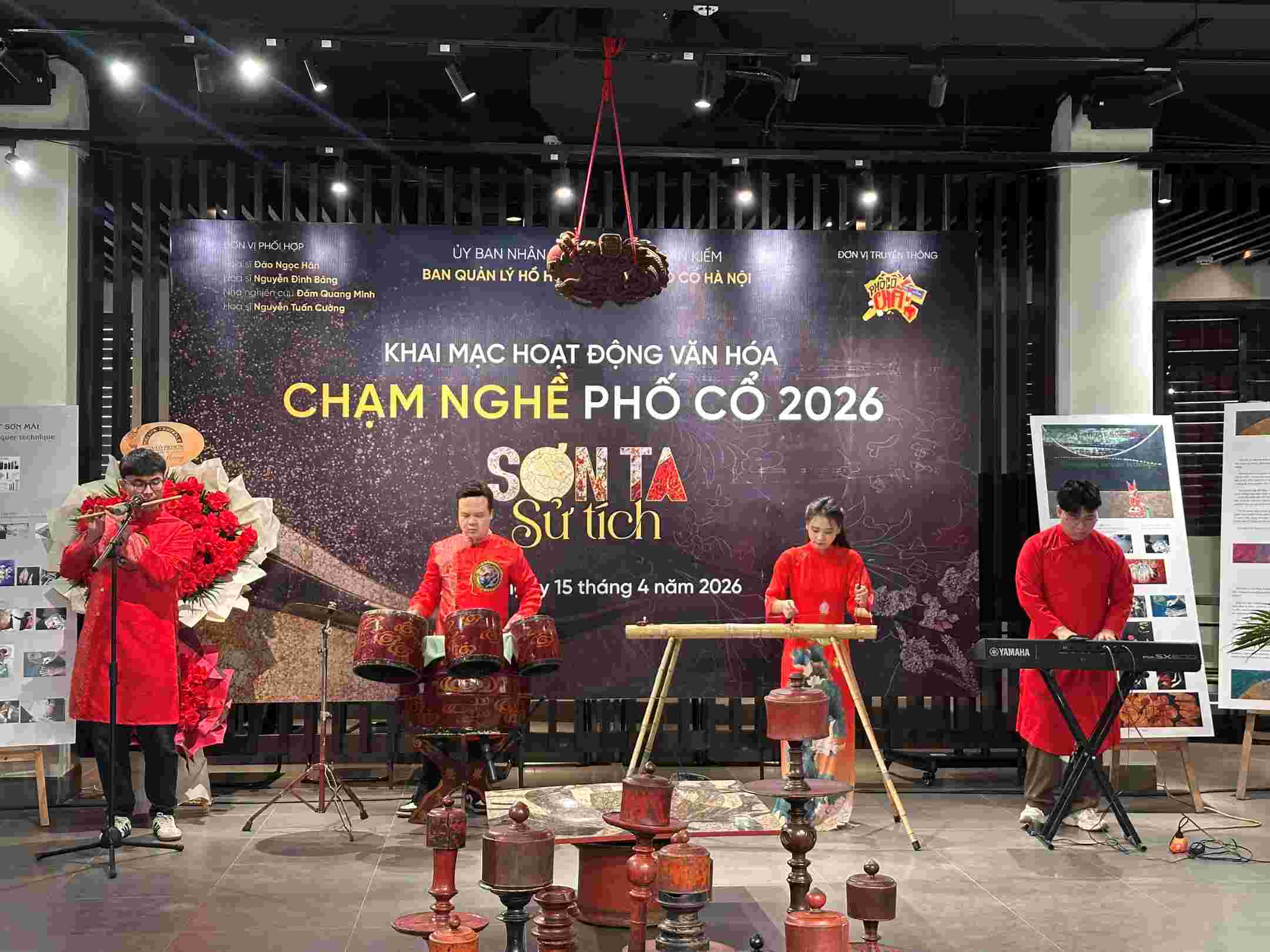 Biểu diễn nhạc cụ truyền thống chào mừng lễ khai mạc trung tâm. Ảnh: Yến Nhi