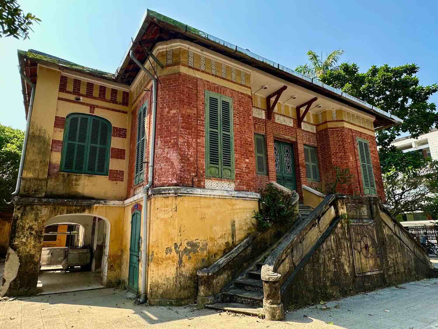 Demolishing ancient French villas to build a hotel project worth over 800 billion VND. Photo: Ngo Hien.