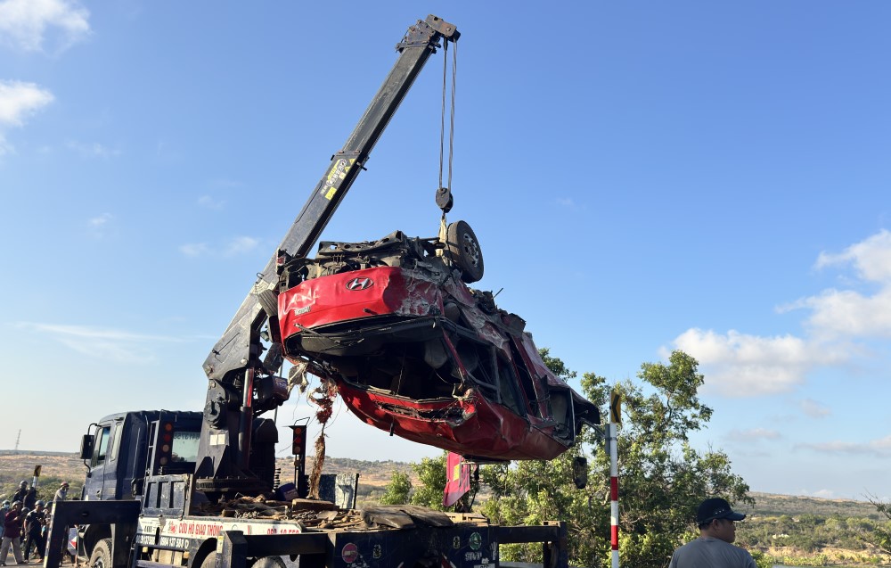 Vụ tai nạn do xe khách lao xuống vực lề khiến 4 người tử vong ở Lâm Đồng hôm 6.4. Ảnh: Duy Tuấn 