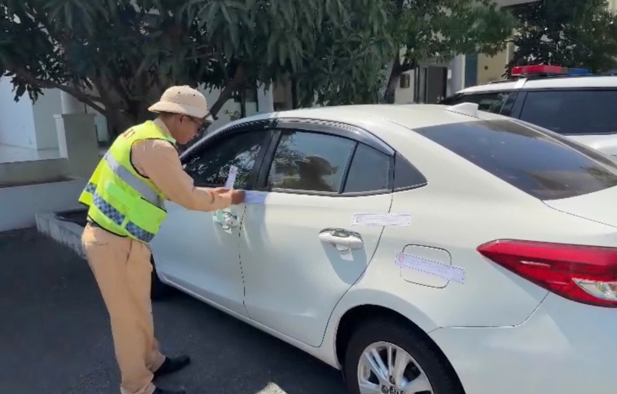 Cảnh sát Giao thông tạm giữ một xe ô tô hết đăng kiểm vẫn lưu thông trên cao tốc. Ảnh: Duy Tuấn 