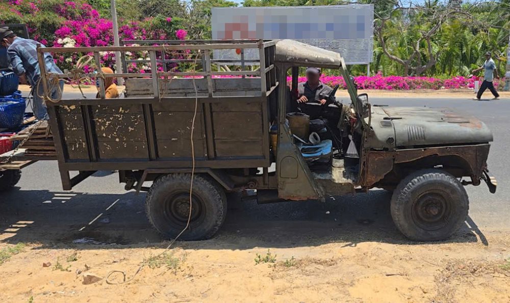 Một xe tải mục nát phần đầu vẫn lưu thông trên đường ở Mũi Né. Ảnh: Duy Tuấn