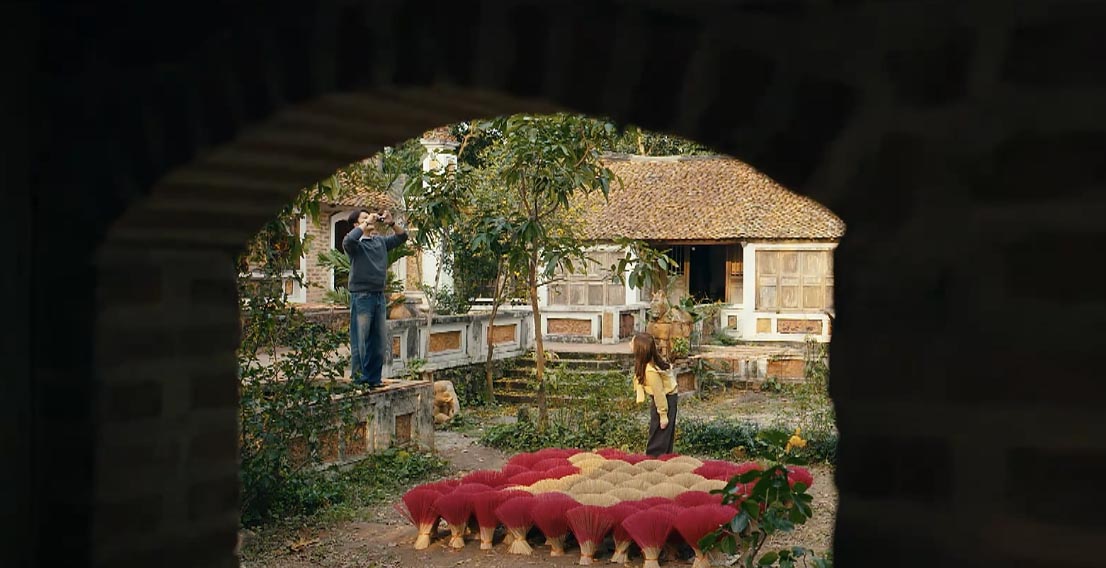 Trung thấy rung rinh khi nhìn thấy Mai đang say sưa chụp ảnh. Ảnh: VFC. 