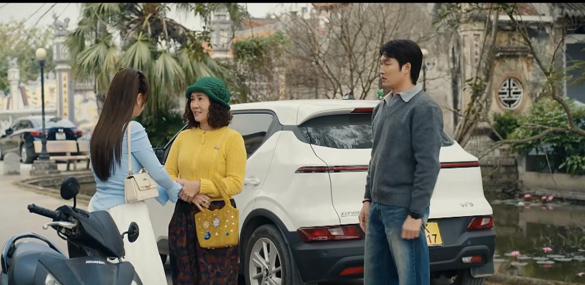 Bà Diện liên tục khen Hồng chu đáo trước mặt Trung. Ảnh: VFC. 