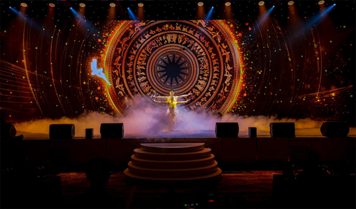 Các tiết mục nghệ thuật kết hợp ánh sáng và vũ đạo, mang đến trải nghiệm mãn nhãn, giàu cảm xúc, tái hiện tinh thần di sản Đông Sơn đầy ấn tượng. Ảnh: Eurowindow