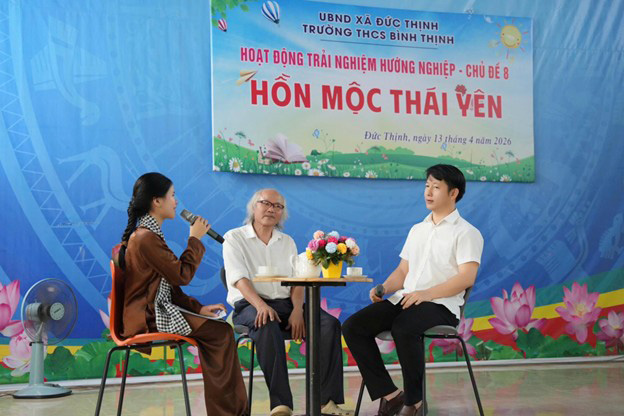 Nghệ nhân làng nghề Việt Nam Nguyễn Đăng Thế (làng mộc Thái Yên, xã Đức Thịnh) giao lưu với thầy và trò Trường THCS Bình Thịnh. Ảnh: La Giang