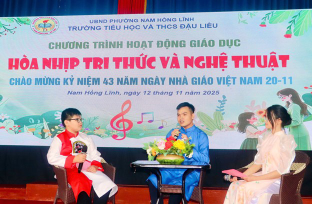 Folk artist Tran Van Sang interacts with students of Dau Lieu Primary & Secondary School (Nam Hong Linh ward). Photo: La Giang.