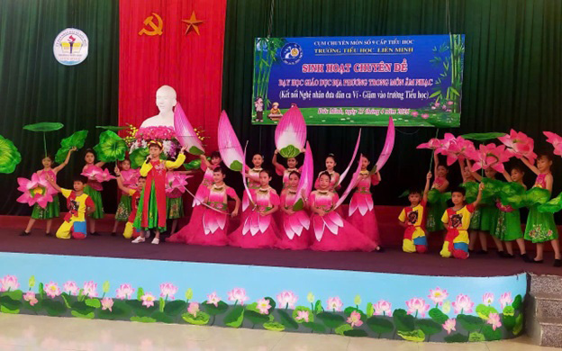 Học sinh Trường Tiểu học Liên Minh biểu diễn tiết mục hát múa dân ca Ví, Giặm tại buổi sinh hoạt chuyên môn. Ảnh: La Giang