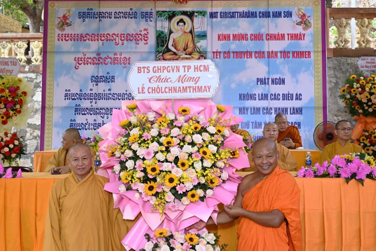 Ban Tổ chức đã trang trọng đón nhận những lẵng hoa tươi thắm cùng nhiều phần quà ý nghĩa từ chư Tôn đức, lãnh đạo các cấp và đại diện các ban, ngành, đoàn thể gửi đến chúc mừng Tết cổ truyền Chol Chnam Thmay. Ảnh: Quảng Chuyên