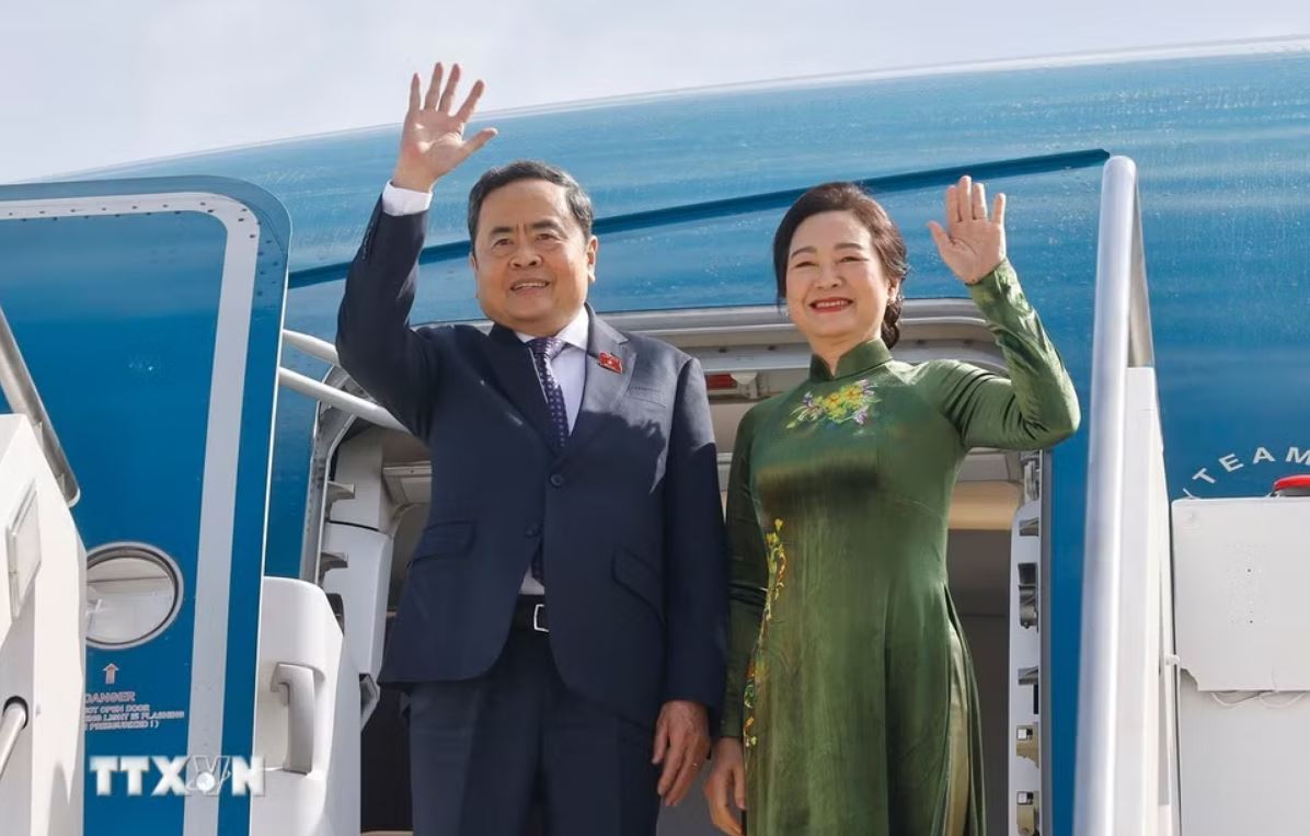 政治局委員、国会議長のチャン・タイン・マン氏と夫人のグエン・ティ・タイン・ンガ氏は、ローマを離れ、トルコで開催される第152回列国議会同盟(IPU-152)総会に参加するために出発しました。写真:TTXVN