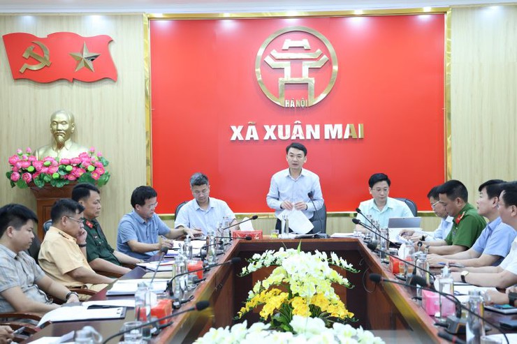 Ông Hoàng Minh Hiến - Bí thư Đảng ủy, Chủ tịch HĐND xã Xuân Mai chủ trì hội nghị đối thoại với lãnh đạo các tổ chức, cơ quan, đơn vị trên địa bàn xã bị ảnh hưởng bởi dự án cải tạo, nâng cấp Quốc lộ 6. Ảnh: Hoàng Tình  