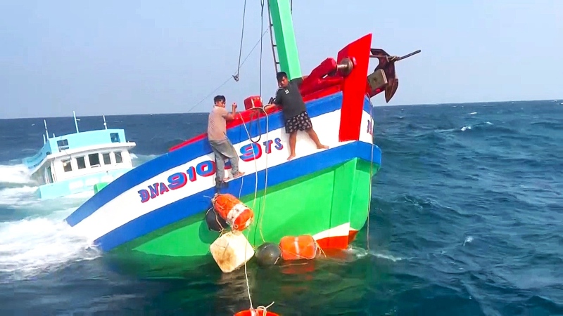 La Guardia Fronteriza de Da Nang compite contra el tiempo, rescatando angustiosamente a 2 pescadores cuyo barco se hundió en el mar. Foto: Truong An