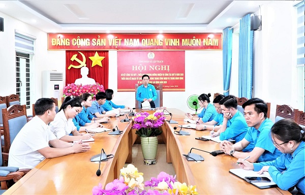 Lap Thach Commune Trade Union actively implements "digital literacy". Photo: Ngoc Thao