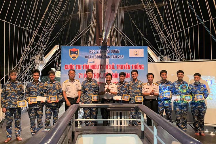 Đoàn công tác tổ chức cuộc thi tìm hiểu lịch sử, truyền thống 71 năm thành lập Học viện Hải quân.