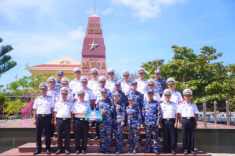 Đoàn công tác thăm hỏi, động viên cán bộ, chiến sĩ trên đảo Đá Tây A.