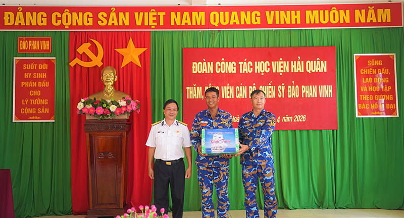 Đoàn công tác thăm động viên, tặng quà cán bộ, chiến sĩ trên đảo Phan Vinh.